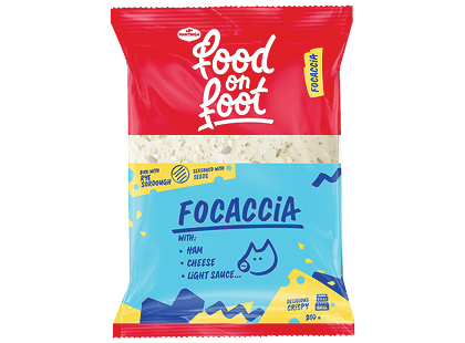 Sumuštinis FOOD ON FOOT FOCACCIA su kumpiu, sūriu ir švelniu padažu*